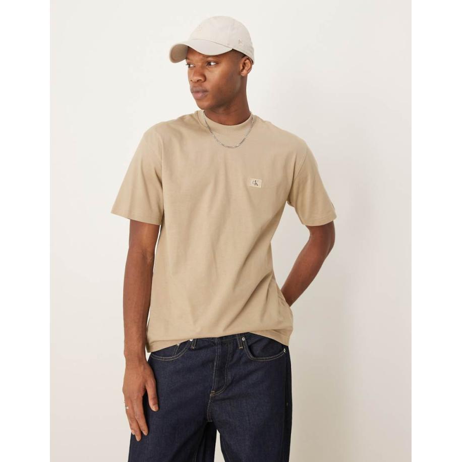 Calvin Klein Jeans - T-shirt met geweven patchlogo in stone-Neutraal Multicolor