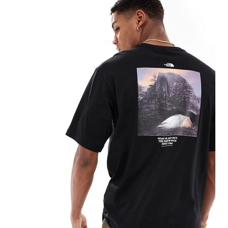 The North Face - T-shirt met grafische kampeerprint op de achterkant in zwart, exclusief bij ASOS