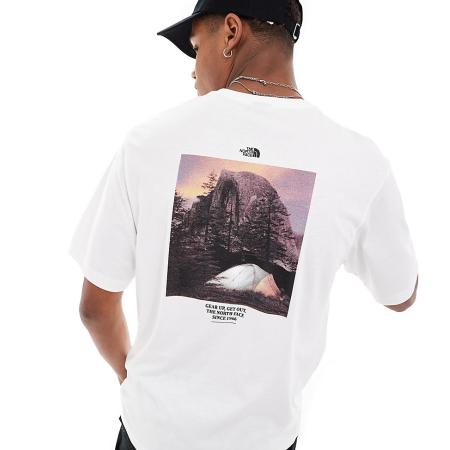 The North Face - T-shirt met grafische kampeerprint op de achterkant in wit, exclusief bij ASOS