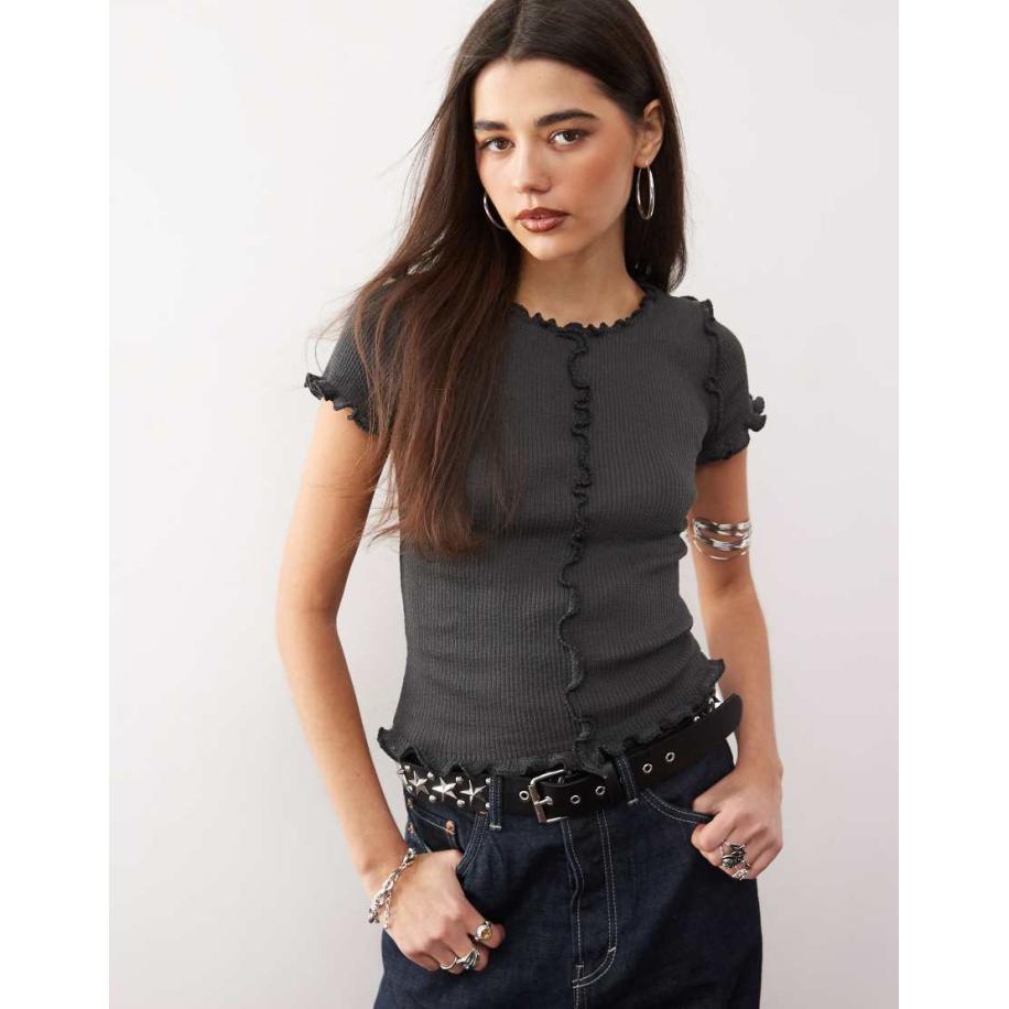 Monki Gebreid T-shirt met structuur en ruches aan de zoom in donkergrijs Grijs