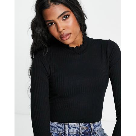 JDY Hoogsluitende top met geschulpte zoom in zwart