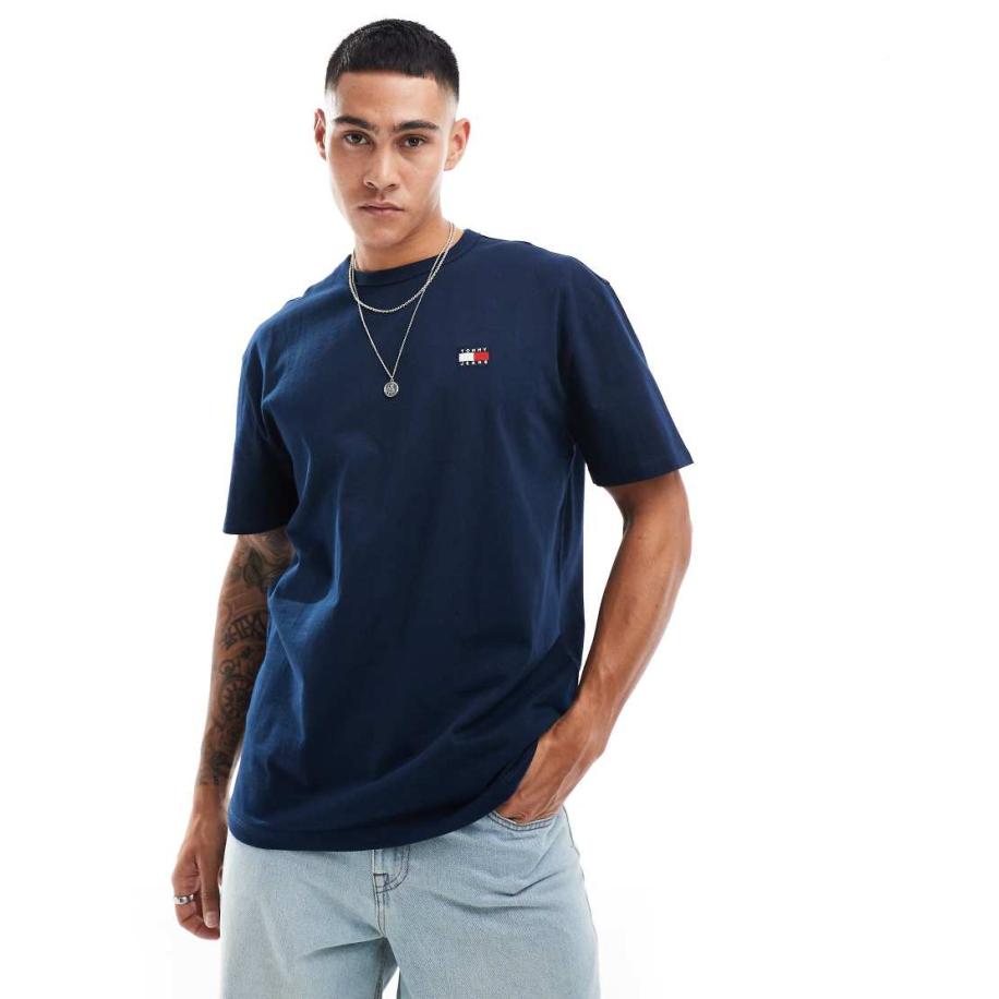 Tommy Jeans - Normaal T-shirt met badgelogo in marineblauw Blauw