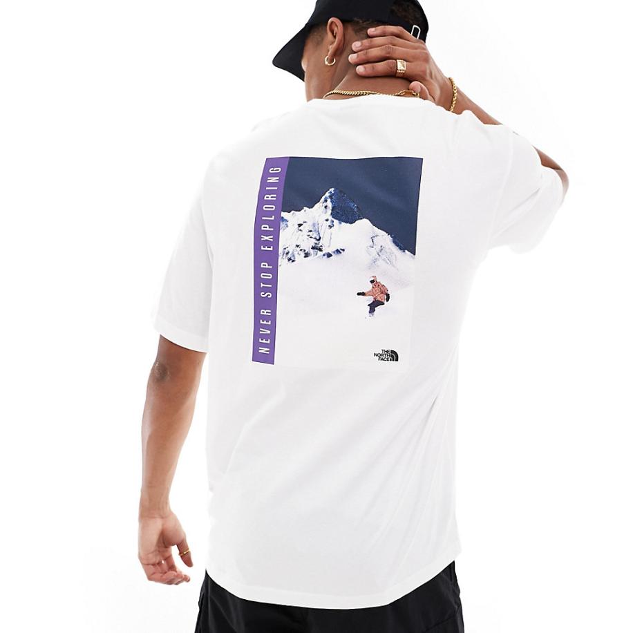 The North Face - T-shirt met grafische snowboardprint op de achterkant in wit, exclusief bij ASOS Wit