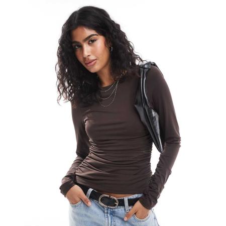 Vero Moda Aware Top met lange mouwen en aangerimpelde zijkant in chocoladebruin