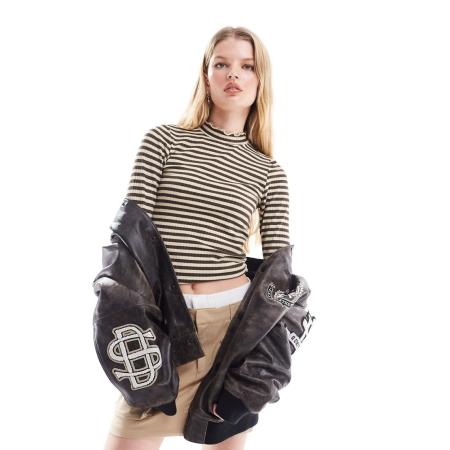 JDY Hoogsluitende gestreepte top met golvende rand in bruin-Brown