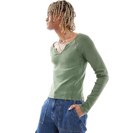 Reclaimed Vintage - Muscle fit T-shirt met lange mouwen en acid wash in kaki-Groen