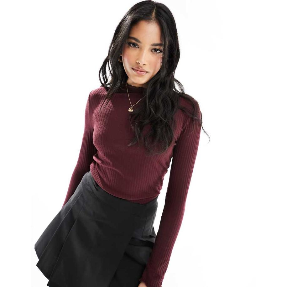 Only Hoogsluitende geribbelde top met geschulpte zoom in bordeauxrood Rood