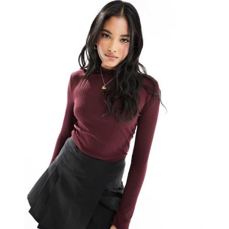 Only Hoogsluitende geribbelde top met geschulpte zoom in bordeauxrood