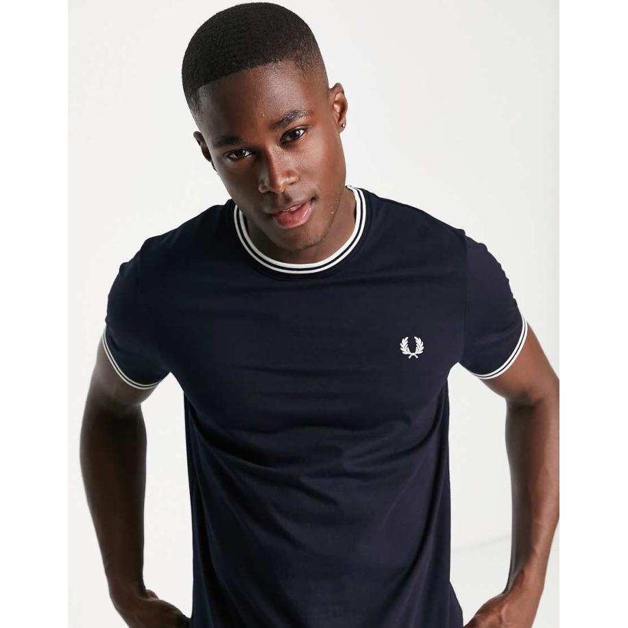 Fred Perry - T-Shirt met twee gekleurde streepjes in marineblauw Blauw