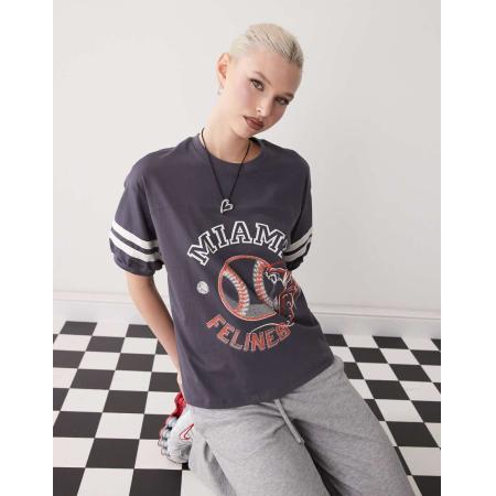 Monki Oversized varsity T-shirt in zwart