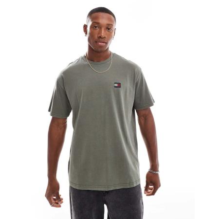 Tommy Jeans - Ruimvallend T-shirt met badge in olijfgroen met wassing