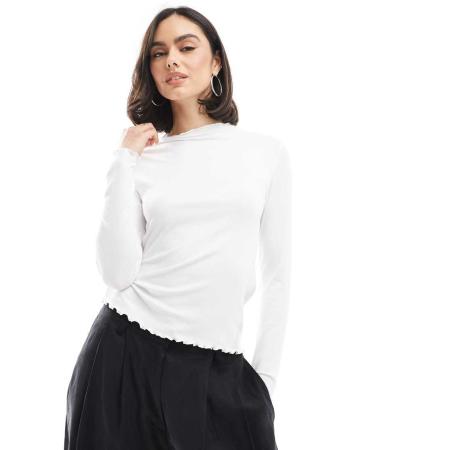 Pieces Geribbelde top met lange mouwen en geschulpte rand in wit