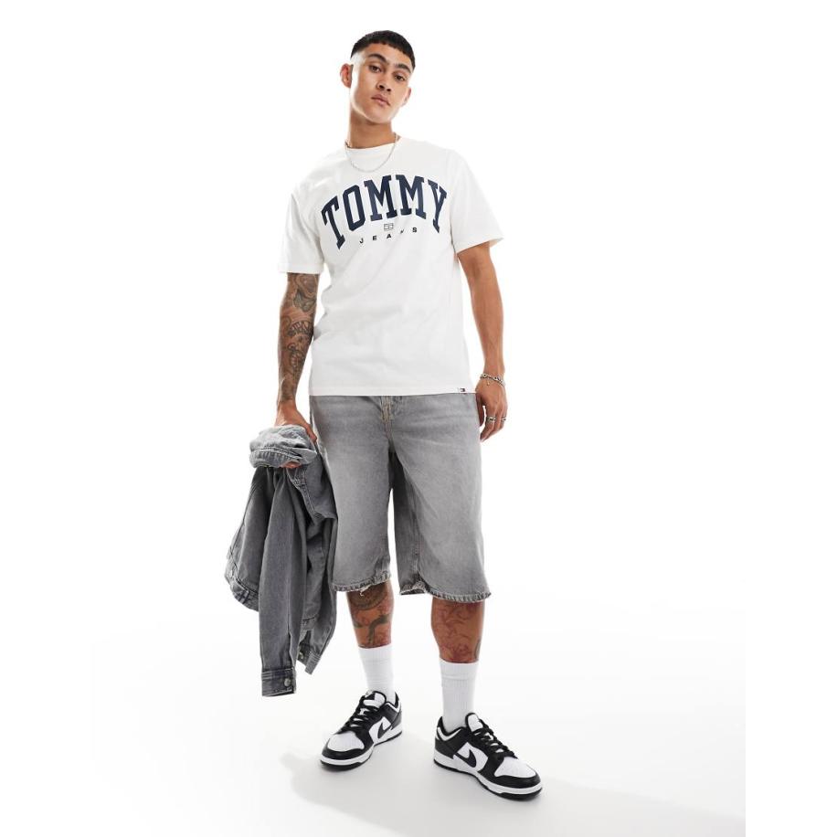 Tommy Jeans - T-shirt met varsity logo in gebroken wit Wit