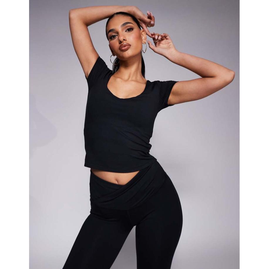 4505 Icon Performance Verkleind T-shirt van zachte stof met V-hals in zwart Zwart