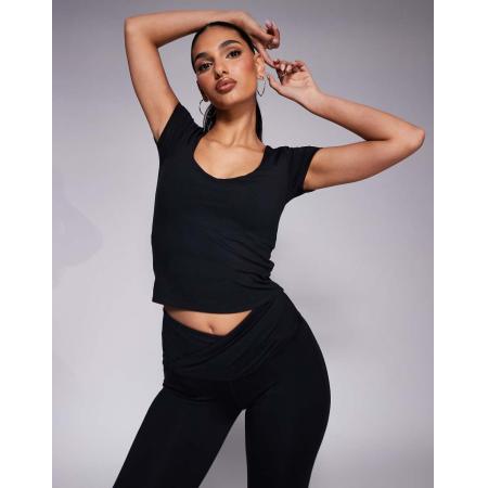 4505 Icon Performance Verkleind T-shirt van zachte stof met V-hals in zwart