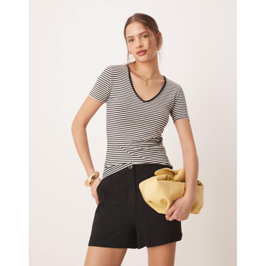 AWARE T-shirt met V-hals en contrasterende randjes in zwart-wit gestreept Wit