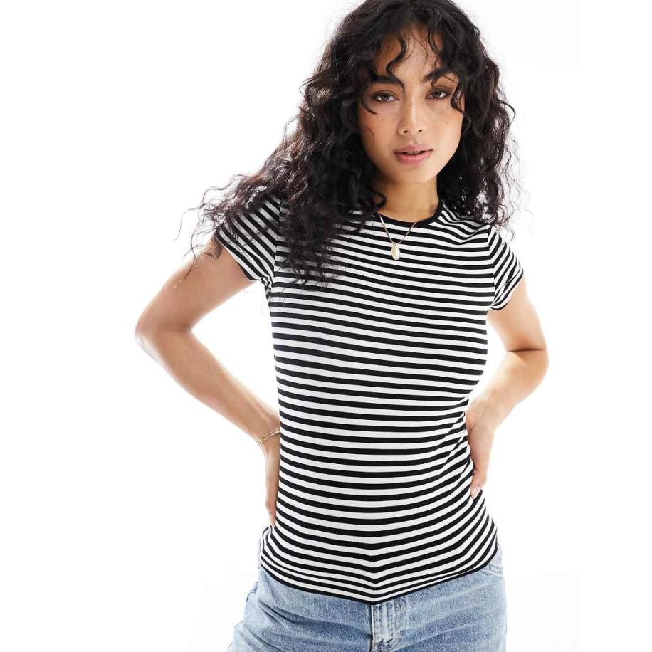 AWARE Gestreept T-shirt met ronde hals en korte mouwen in zwart Zwart