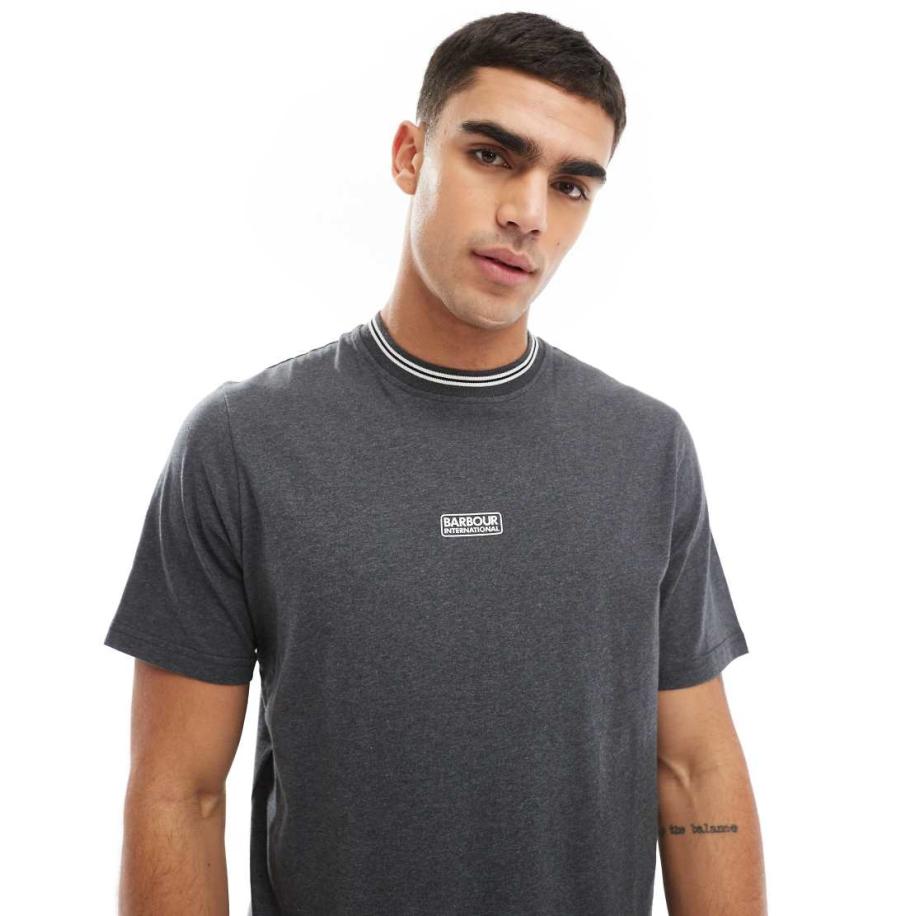 Barbour International - T-shirt met logo in het midden en gekleurd randje in donkergrijs Grijs