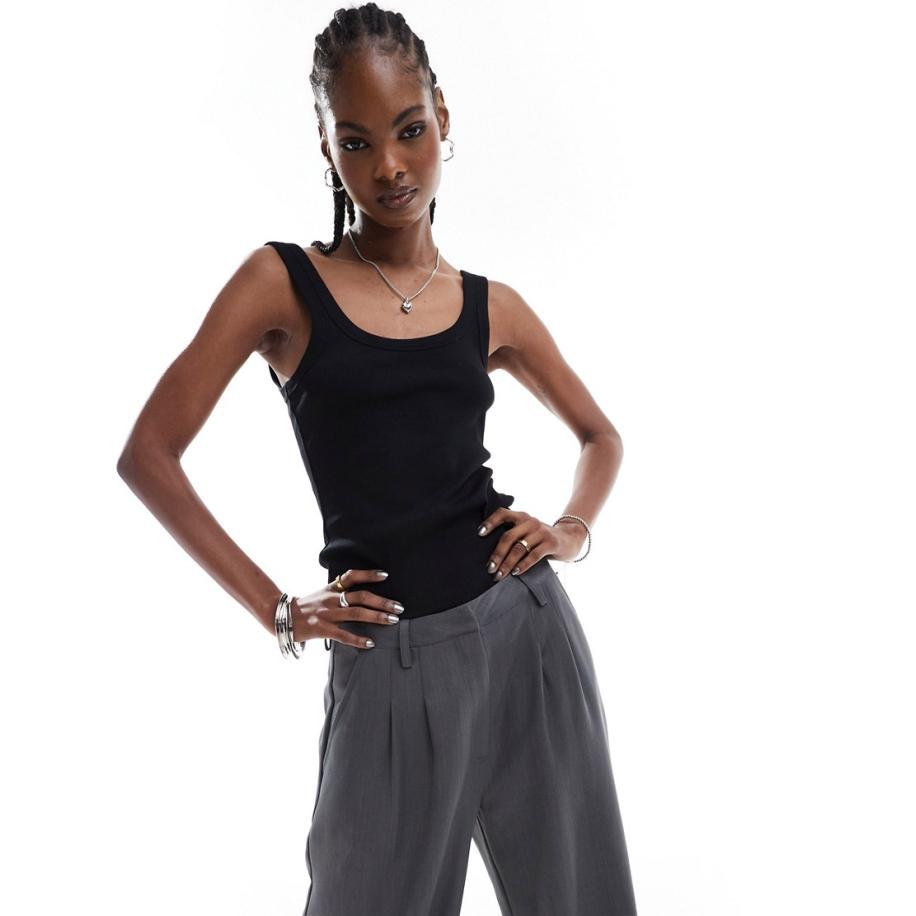 Monki Geribbeld aansluitend topje met lage ronde hals in zwart Zwart