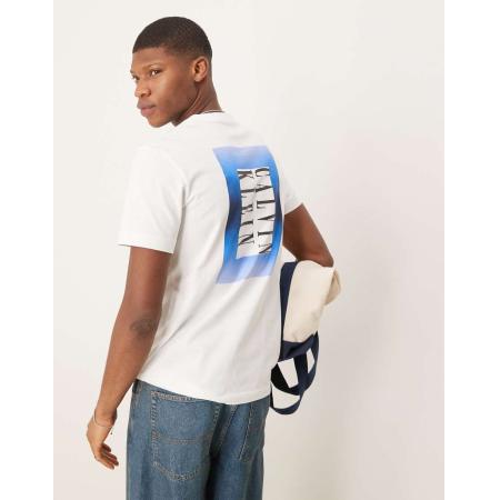 Calvin Klein Jeans - T-shirt met omkaderde print op de achterkant met kleurverloop in wit