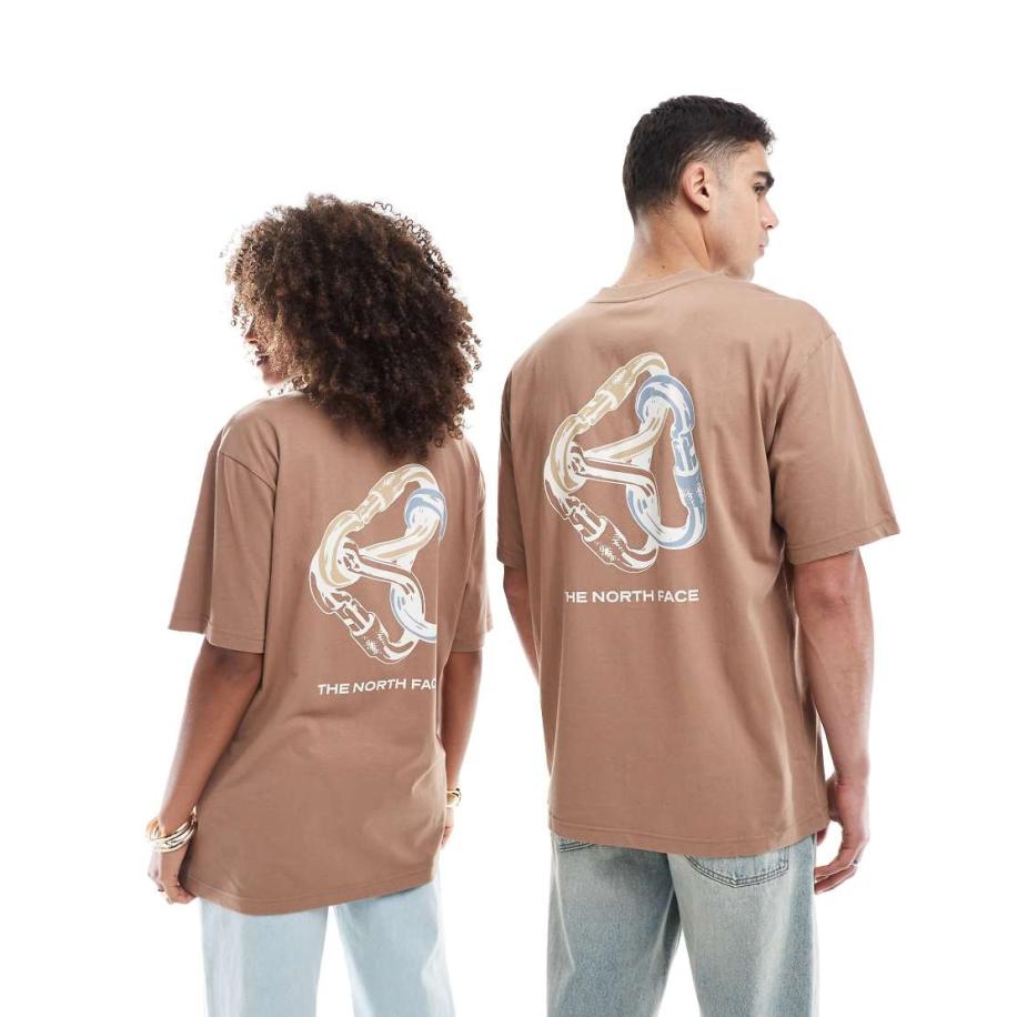 The North Face Interlock Carabiner Oversized T-shirt met print op de achterkant in lichtbruin Bruin