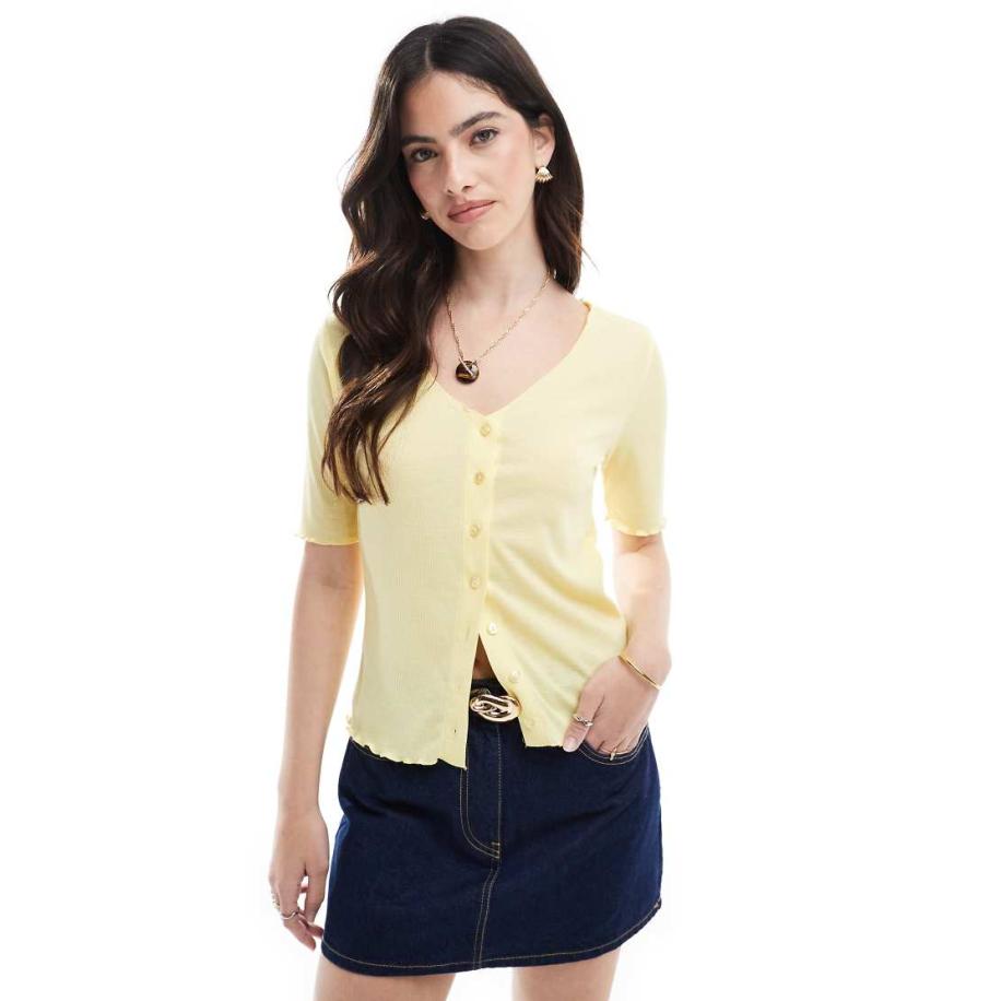 Pieces Top met korte mouwen, knopen en geschulpte zoom in geel Geel