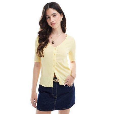Pieces Top met korte mouwen, knopen en geschulpte zoom in geel