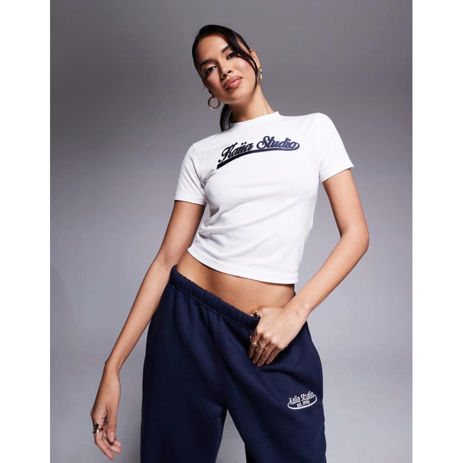 Kaiia Studio Baby-T-shirt met geborduurd logo in crème en marineblauw, deel van co-ord set Blauw