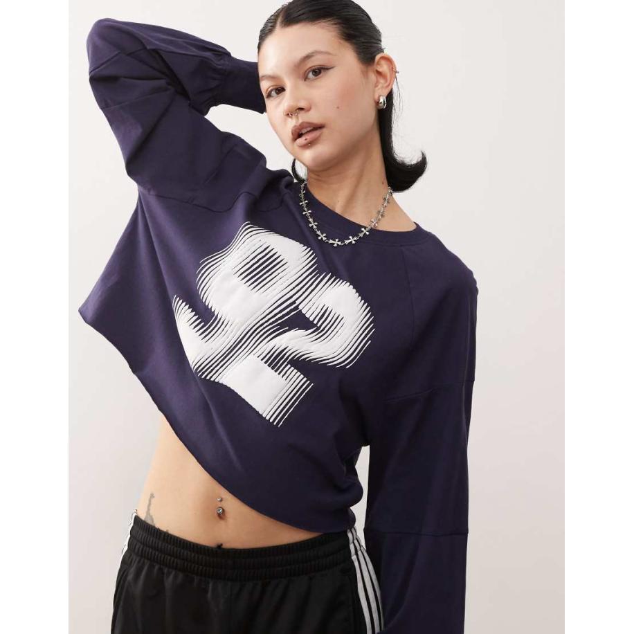 Monki Cropped T-shirt met lange mouwen en grafische '92'print in marineblauw Blauw