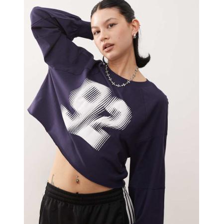 Monki Cropped T-shirt met lange mouwen en grafische '92'print in marineblauw