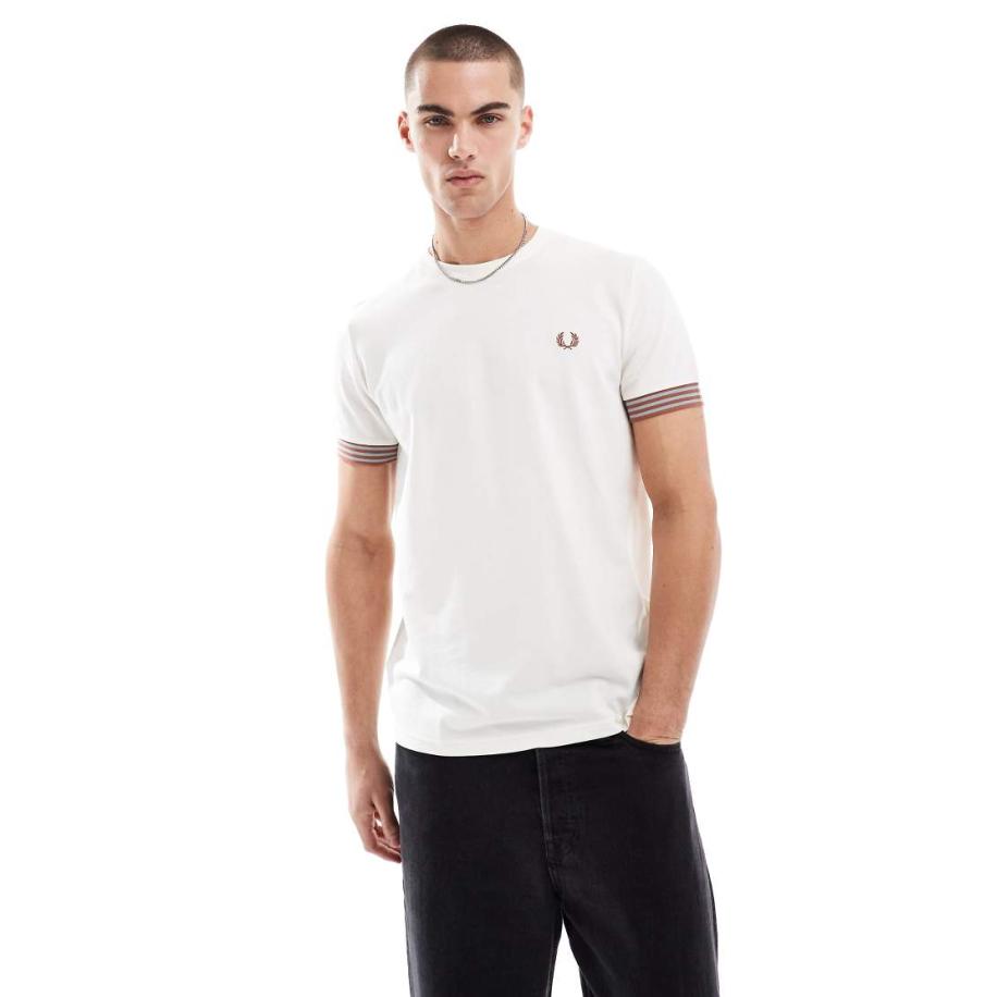 Fred Perry - Ruimvallend T-shirt met mouwen met gestreepte manchetten in lichtbeige-Neutraal Multicolor