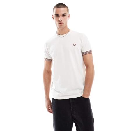 Fred Perry - Ruimvallend T-shirt met mouwen met gestreepte manchetten in lichtbeige-Neutraal