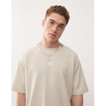 Umbro - T-shirt van mesh met inzetstukken in beige-Grijs