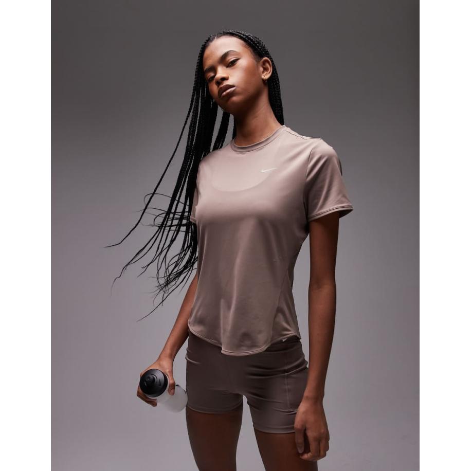 Nike Running Swift Dri-FIT T-shirt in bruin Bruin