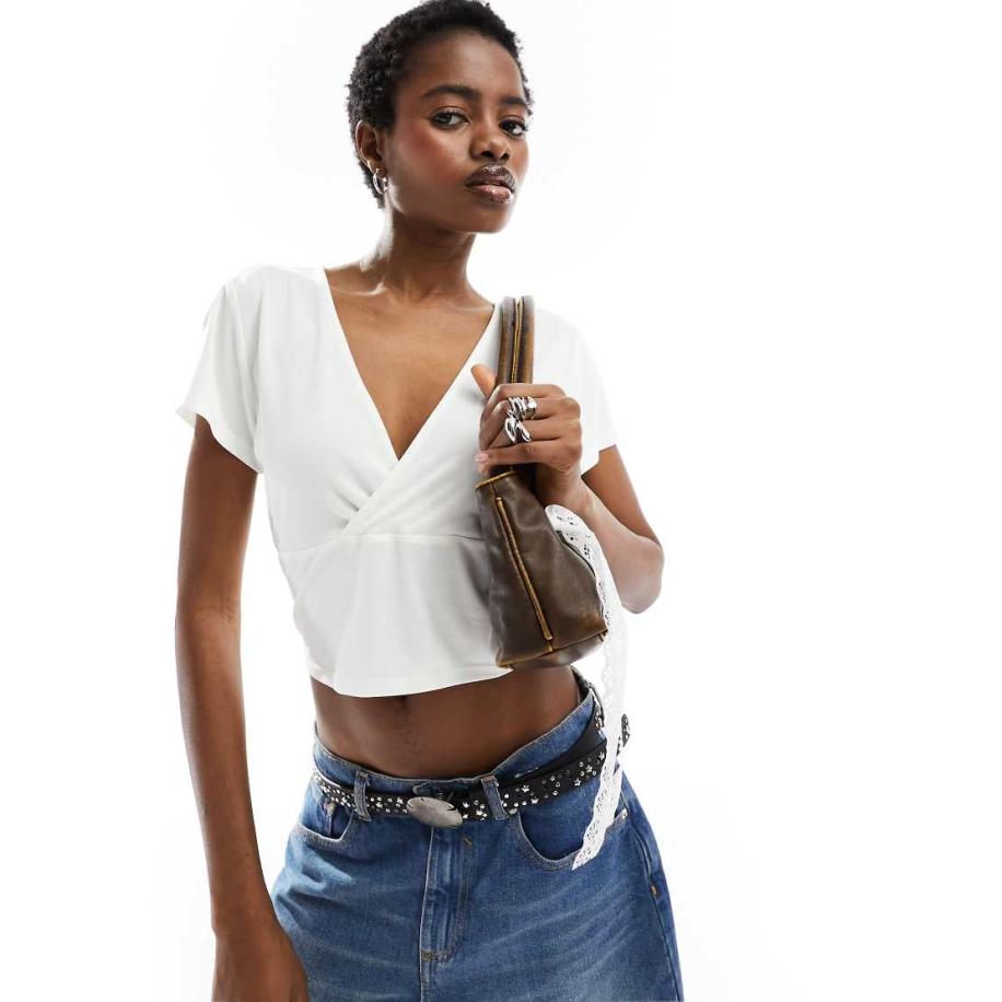 Monki Superzachte cropped top met korte mouwen en overslag aan de voorkant in wit-Zwart Zwart