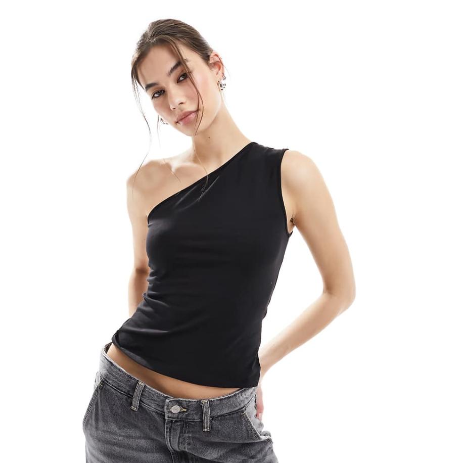 Weekday Cindy Top met blote schouder in zwart, exclusief bij ASOS Zwart
