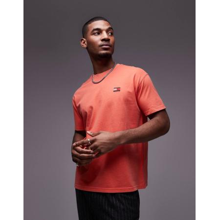 Tommy Jeans - Normaal T-shirt met badgelogo in rood