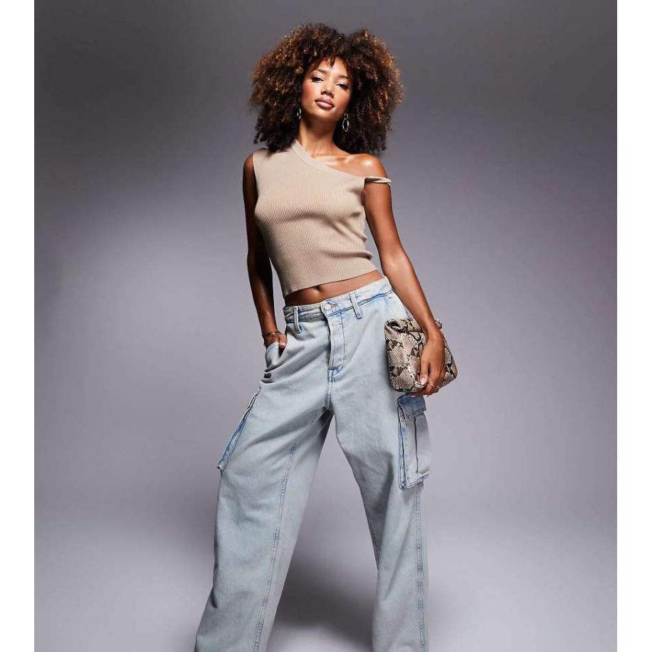 Kaiia Exclusives Ribgebreide crop top met blote schouder en gedraaid detail in beige-Bruin Bruin