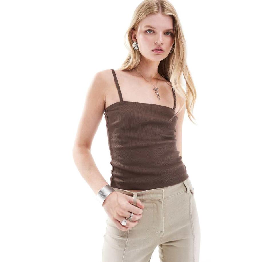 COLLUSION Geribbelde cami met rechte hals in bruin Bruin