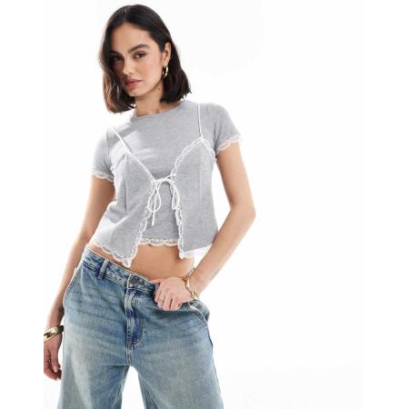 The Frolic Exclusives T-shirt met kanten bies, cami-topoverlay en strikje aan de voorkant in lichtgrijs