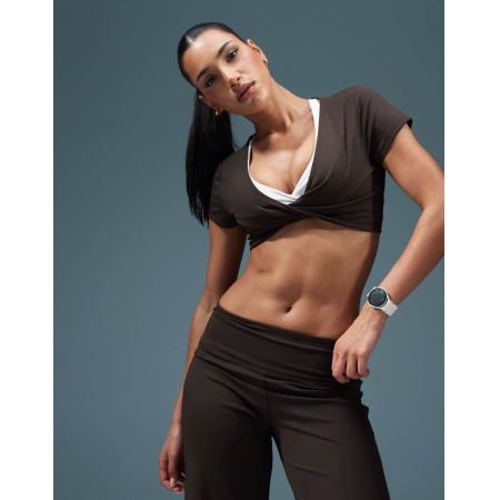 4505 Zacht cropped T-shirt met gedraaide voorkant in koffiebruin