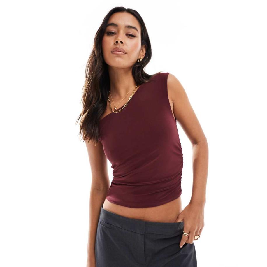 Stradivarius Asymmetrische top met blote schouder in bordeauxrood Rood