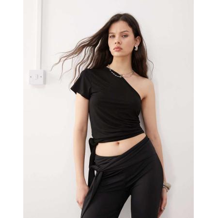 Lioness Dubbellaagse top van gladde stof met blote schouder en strikdetail in zwart, deel van co-ord set