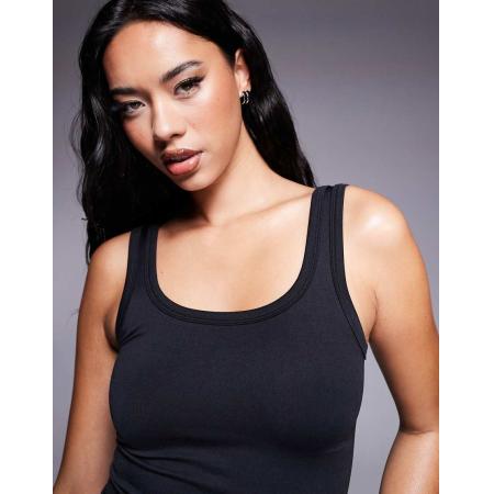 4505 Naadloos aansluitend hemdje met lage ronde hals in zwart