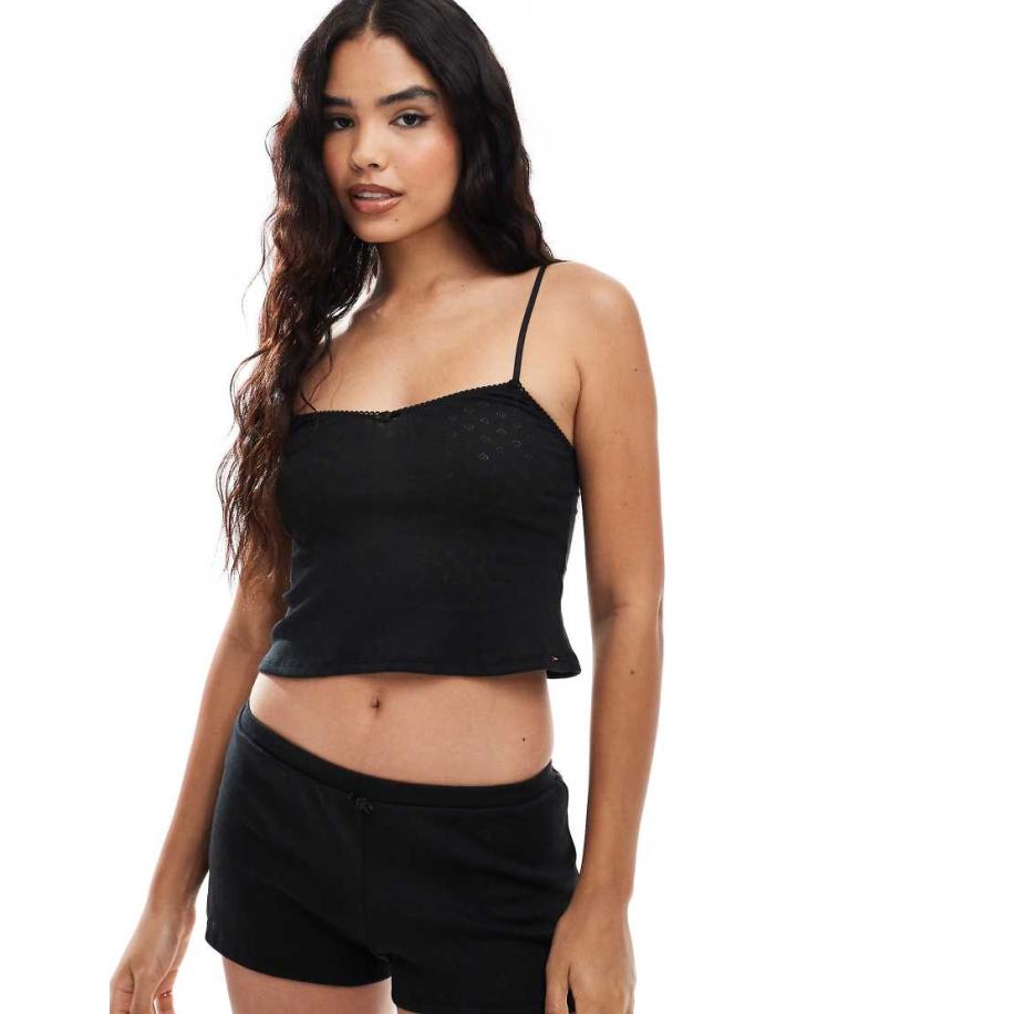 Dorina Ajourgebreide cami met rozenknopje in zwart Zwart