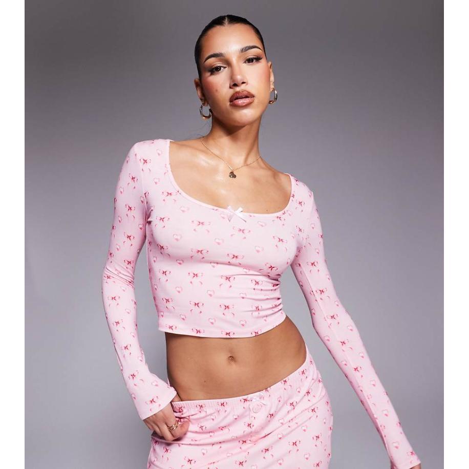 Kaiia Exclusive Cropped pyjamatop met lage ronde hals, strikje en strikjesprint in roze, deel van co-ord set-Veelkleurig Multicolor