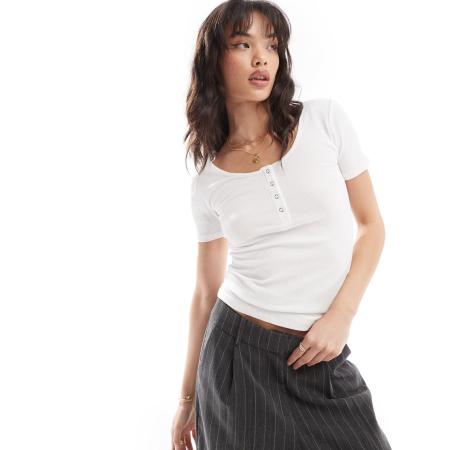 Pieces Top met lage ronde hals en drukknopen aan de voorkant in wit