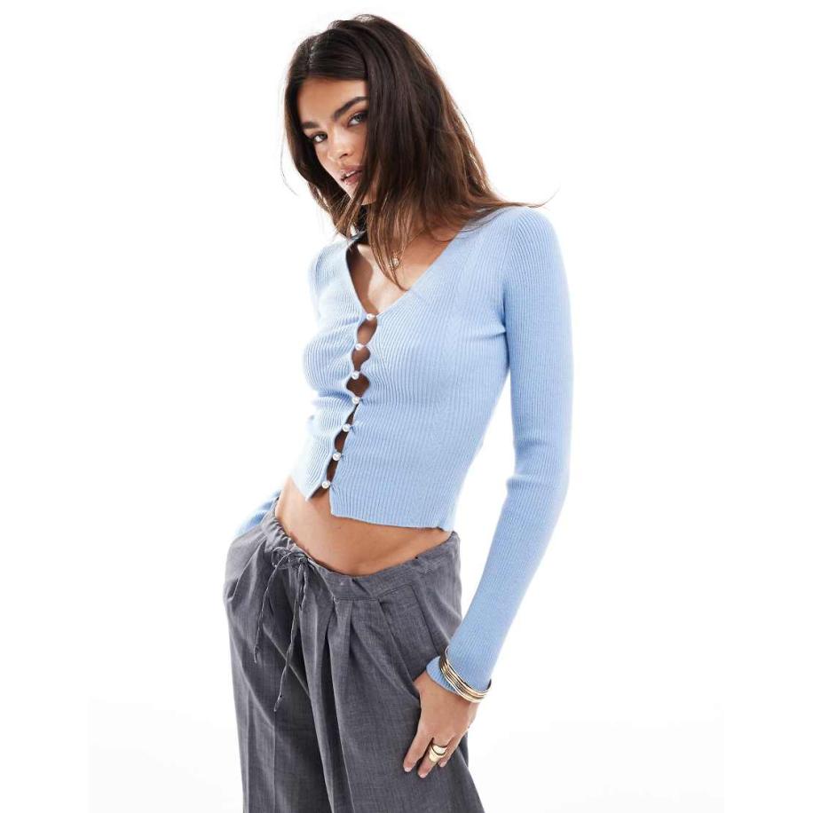 Miss Selfridge Zacht gebreide geribbelde top met V-hals, lange mouwen en parelknoopjes in lichtblauw Blauw