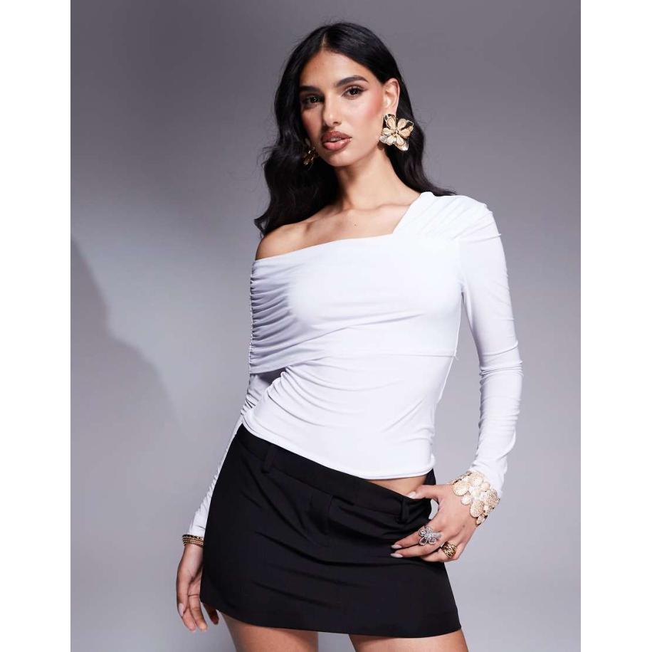 Fashionkilla Soepelvallende gevormde top met blote schouder en omslag in wit Wit