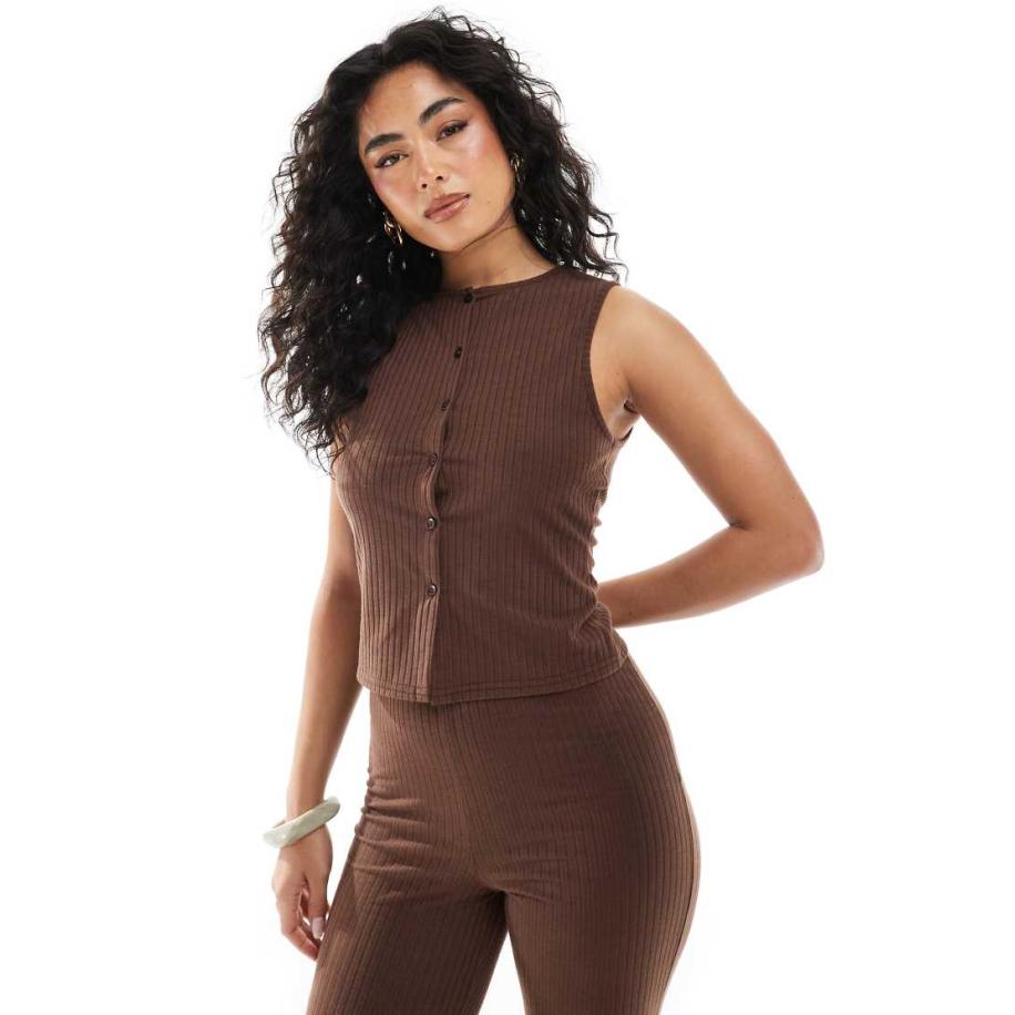 Miss Selfridge Geribde mouwloze top met knoopjes in bruin, deel van co-ord set Bruin